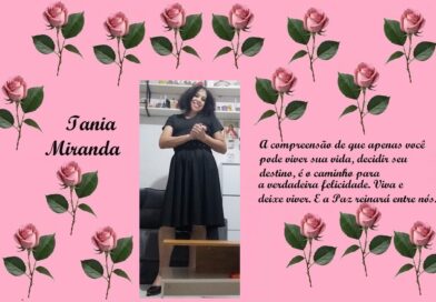 Pink poster featuring repeated rose illustrations; left panel reads 'Tania Miranda', center shows a smiling woman in a black dress, right panel has a long Portuguese quote about living your life and peace.