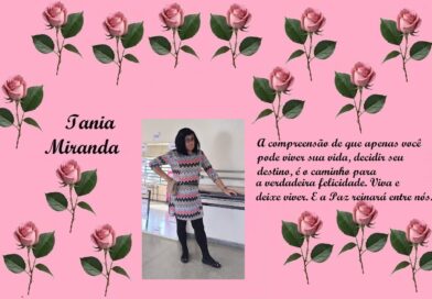 Banner rosa com rosas decorativas; à esquerda, o nome 'Iania Miranda' em fonte cursiva; ao centro, foto de uma mulher em vestido xadrez encostada em uma bancada; à direita, citação sobre viver a vida e buscar felicidade.
