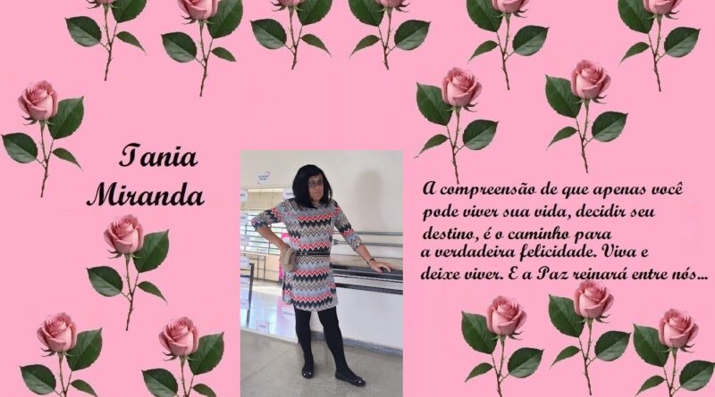 Banner rosa com rosas decorativas; à esquerda, o nome 'Iania Miranda' em fonte cursiva; ao centro, foto de uma mulher em vestido xadrez encostada em uma bancada; à direita, citação sobre viver a vida e buscar felicidade.
