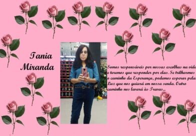 Pink rose-bordered banner with 'Iania Miranda' on the left, a Portuguese quote on the right, and a woman taking a selfie in a store in the center.