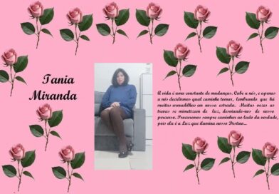 Poster com fundo rosa e rosas em toda a margem; à esquerda, o nome 'Tania Miranda'; no centro, foto de mulher sentada; à direita, texto em branco: 'A vida é uma constante de mudanças...'